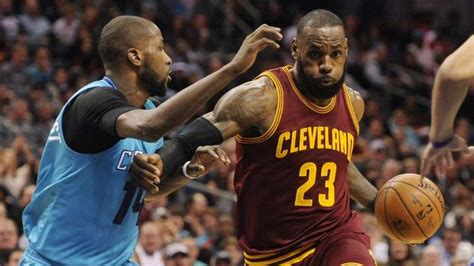 Foto Cetak Angka Terbanyak James Antar Cavs Gasak Hornets