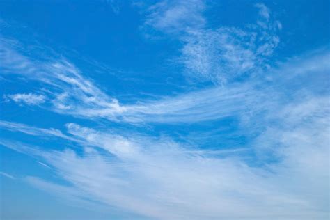 「青空に尾を引いて流れる雲」の画像・写真素材を無料ダウンロード（1）背景フリー素材 Beiz Images