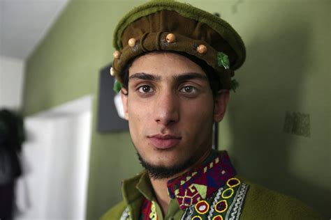 Kabul catwalk: Afghan models show off traditional clothing