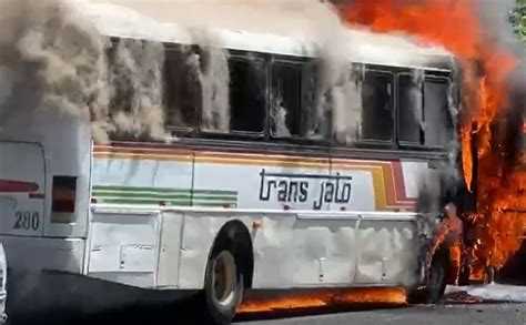 Ônibus pega fogo na Rodovia do Contorno