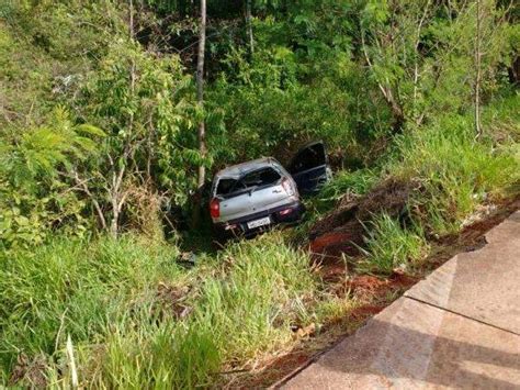 Motorista perde controle da direção sai da pista e vai parar em