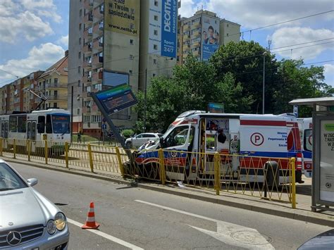 Poważny wypadek w Szczecinie Karetka wjechała w przystanek Nie żyje