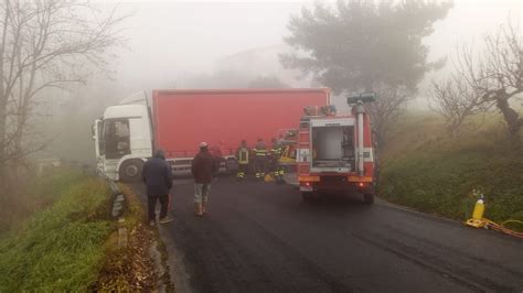 Camion Di Traverso Strada Bloccata Cronache Maceratesi