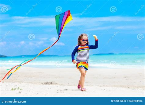 Enfant Avec Le Cerf Volant Jeu D Enfants Vacances De Plage De Famille