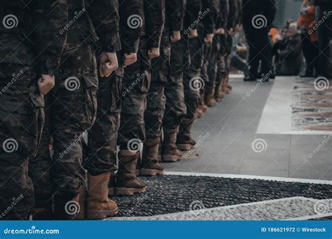 Tir De Focalisation S Lectif D Une Formation De Soldats Photo Stock