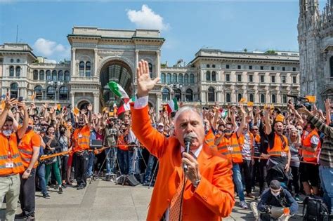 I Gilet Arancioni Di Pappalardo Nelle Piazze D Italia Senza Mascherine