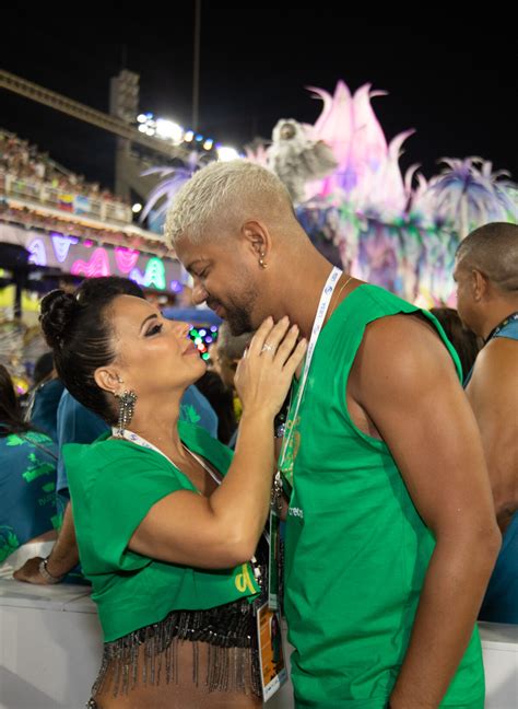 Foto Viviane Araújo beija o marido Guilherme Militão ao assistir 2ª