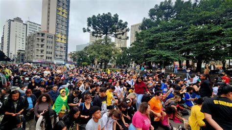 Fi Is Enfrentam Chuva E Comparecem Marcha De Jesus Em Curitiba