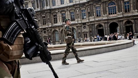 Militaire Agressé Au Couteau à Paris Le Suspect Interné Le Ministre