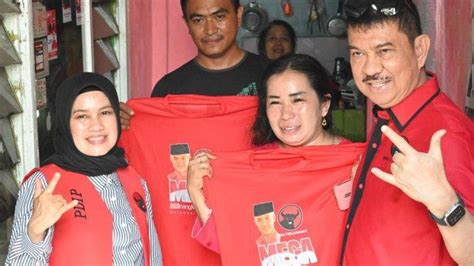 Ridwan Andi Wittiri Bagi Bagi Baju Kaos Bergambar Ganjar Pranowo Di