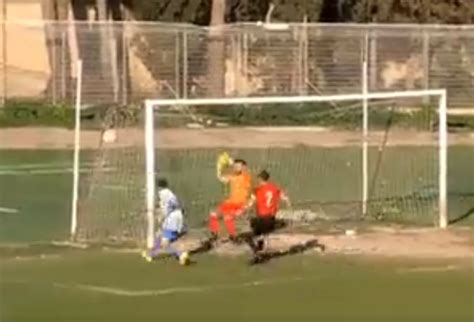 La palla finisce fuori ma per l arbitro è gol abbaglio clamoroso VIDEO