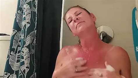 Solitaria milf en bañera xHamster