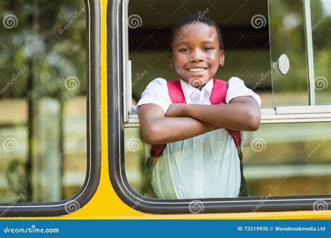 Retrato Da Estudante Que Olha Do ônibus Escolar Imagem de Stock