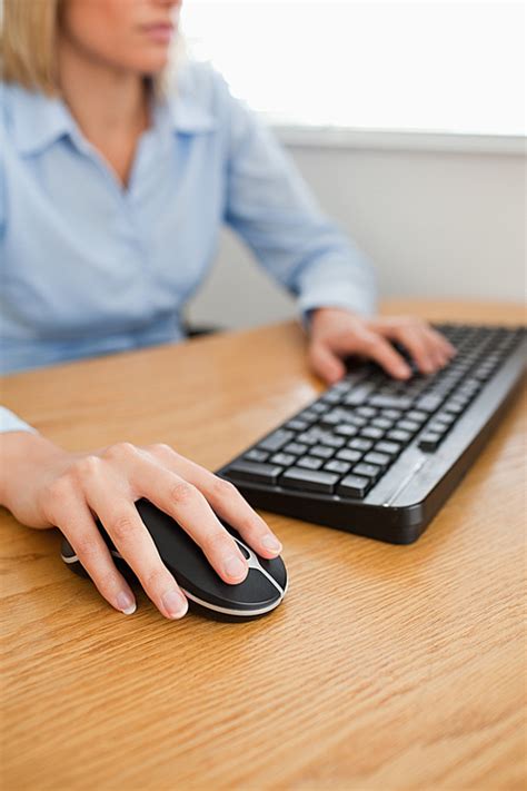 유토이미지 Blonde businesswoman with hands on mouse and keyboard