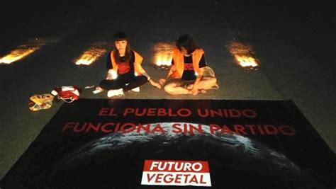 Activistas De Futuro Vegetal Asaltan Una Pista De Barajas Y Obligan A