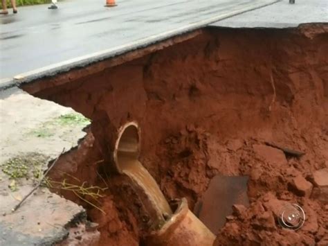 G1 Buraco Impede Passagem De Veículos Em Rodovia De Paraguaçu Paulista Notícias Em Bauru E