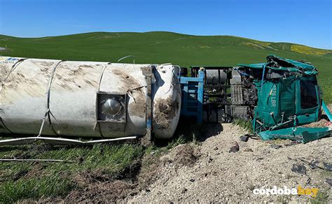 Herido grave un varón y otro leve en una colisión entre un camión y un