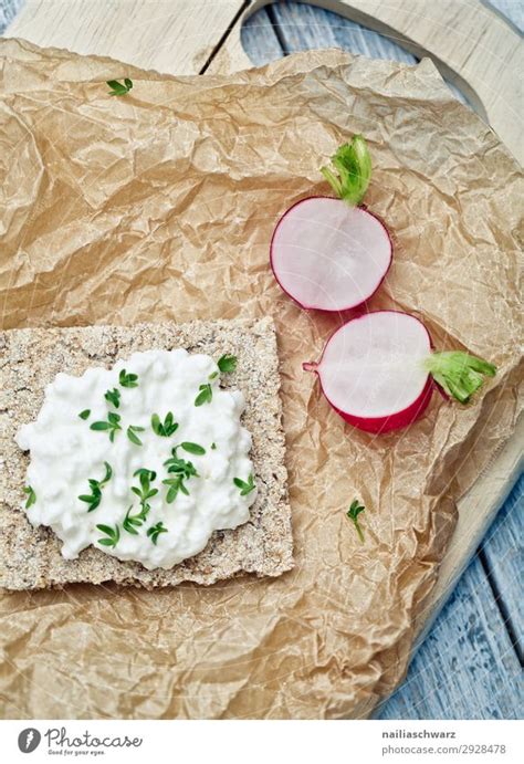 Kn Ckebrot Mit Frischk Se Und Perlhuhneier Ein Lizenzfreies Stock