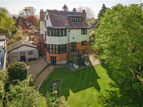 Beaconsfield Road Claygate Kt10 6 Bed Detached House £1 700 000