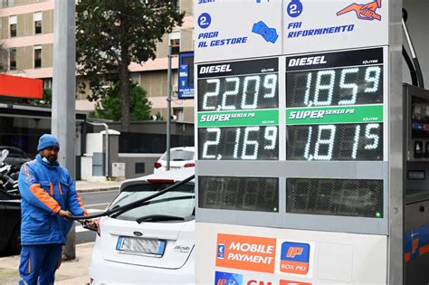 Per La Benzina Si Accomodi In Gioielleria Di Riccardo Nencini La