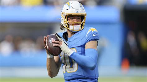 Chargers Qb Justin Herbert Suffered Fractured Finger On Left Hand Not