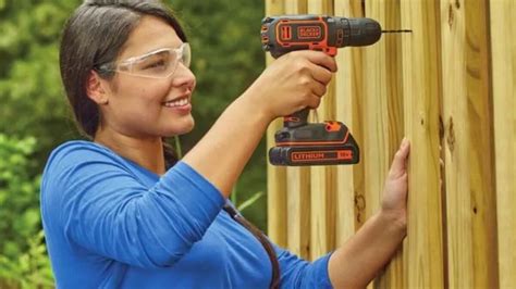 Cette perceuse visseuse Black Decker à prix très serré va séduire les