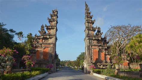 Filosofi Dan Sejarah Gapura Candi Bentar Gerbang Rumah Adat Bali