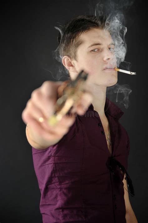 Homem Rude Um Cigarro Que Aponta Uma Arma Imagem De Stock Imagem