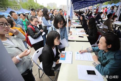 春季大型校園招聘會火爆，4000名學生參加，人山人海 每日頭條