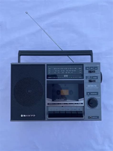 VINTAGE RARE SANYO M2805L Radio Cassette Player Recorder 1985 Japan