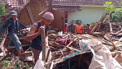 Diguyur Hujan Deras Dan Angin Kencang Rumah Lansia Di Cikujang