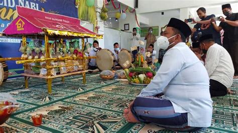 Bupati Yani Hadiri Tradisi Angkatan Berkat Maulid Nabi Di Pulau Bawean