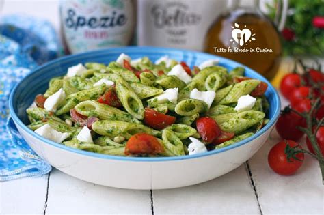 Pasta Fredda Con Pesto Di Rucola Estiva Con Mozzarella E Pomodorini