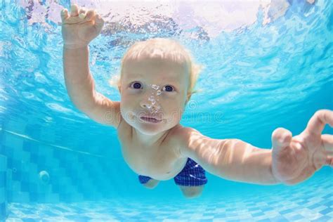 L Enfant Nage Dans La Piscine Sous Marine Fille Active Heureuse Plonge