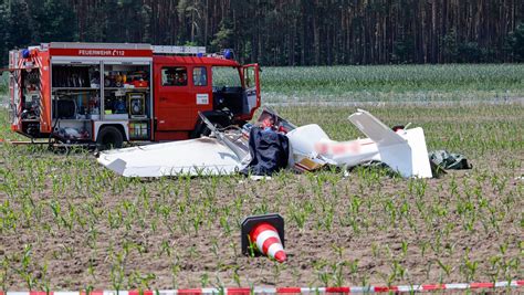 B Chenbach Zwei Menschen Sterben Bei Absturz Von Kleinflugzeug Der