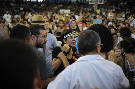 Professores Da Rede Municipal Do Rio Reunidos Em Assembleia Decidem