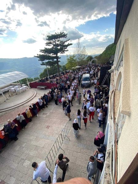 Foto Hiljade Vjernika Sti E Pod Ostrog Spava E Pod Vedrim Nebom Adria Tv