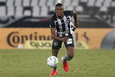 São Paulo aumenta oferta por Kanu mas inclui dívida antiga do Botafogo