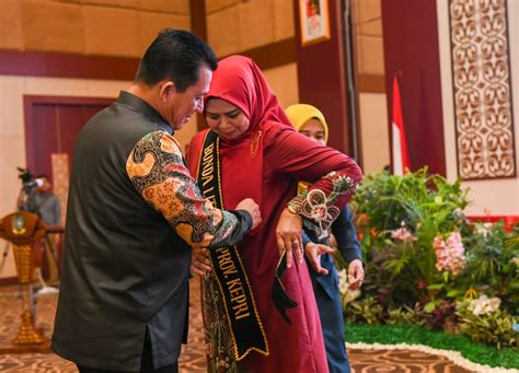 Dewi Kumalasari Dikukuhkan Sebagai Bunda Literasi Kepri Harian Haluan