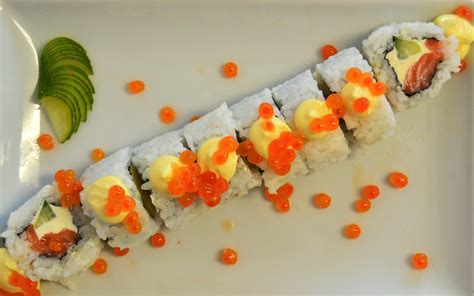 Uramaki Roll Salmón Queso Pepino con topping