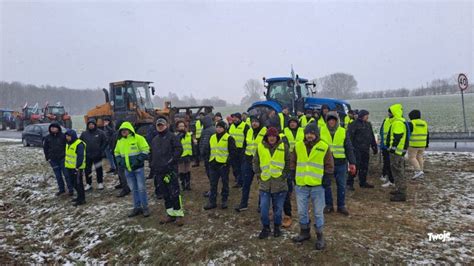 Rolnicy blokują drogi w województwie Protest sparaliżował ruch w