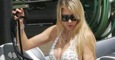 Anna Kournikova Looks Hot In White Bikini