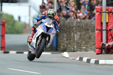 Dunlop Seals Week With Sweet Suzuki Win In Senior Tt Race