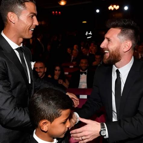 La Foto Que Recorre El Mundo El Hijo De Cristiano Ronaldo Y Su Admiración Por Lionel Messi