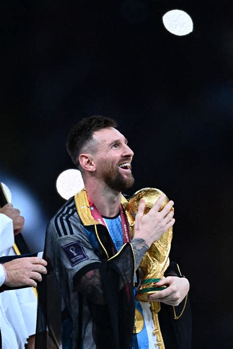 Vidéo Lionel Leo Messi Meilleur Joueur De La Coupe Du Monde 2022 Avec La Coupe Du Monde