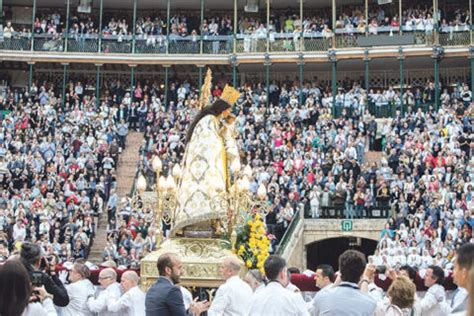 Emocionante e histórica vigilia a los pies de la Virgen 12 000 personas