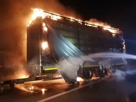 Update Foto Video Incendiu La Semiremorca Unui Camion Nc Rcat Cu