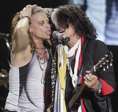 Vocalista Do Aerosmith Mostra Rosto Machucado Em Show No Paraguai 27