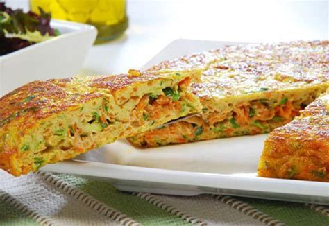 Tortilla de verduras jamón y queso prepara un desayuno delicioso con