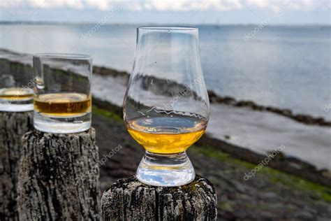 Degustaci N De Whisky Escoc S De Malta Simple Dram A Orillas Del Mar En